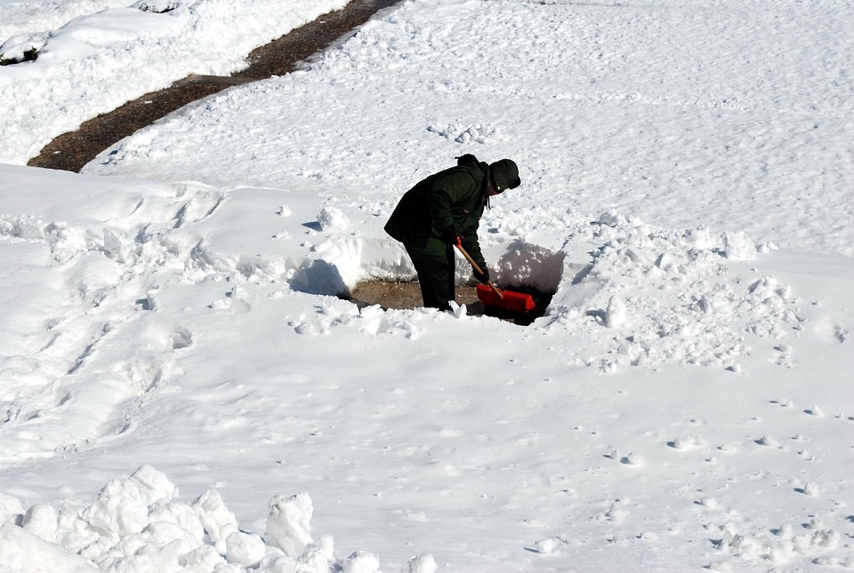 how to shovel snow without hurting yourself